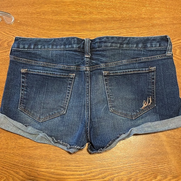 🟨 Express Women's Cuffed Blue Denim Shorts (size 8) - Picture 2 of 8